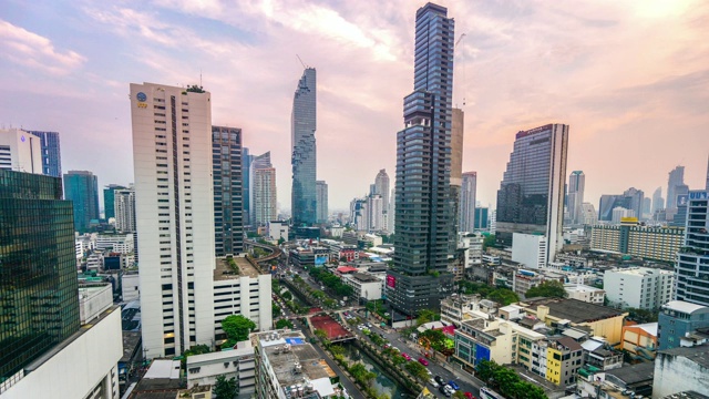 延时拍摄曼谷天际线与城市灯光和交通，泰国