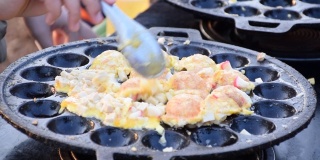 早餐用平底锅煎蛋配白猪肉香肠或泰式章鱼烧