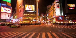 涉谷十字路口，东京。紧急人行道是世界上最大的人行横道之一。
