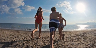 三个孩子在海边玩耍