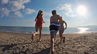 三个孩子在海边玩耍视频素材模板下载