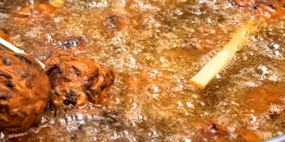 日本东京的小吃摊上锅子上沸腾的油
