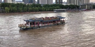 在中国兰州，一艘旅游船经过黄河