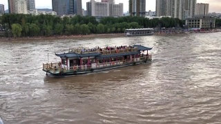 在中国兰州，一艘旅游船经过黄河视频素材模板下载