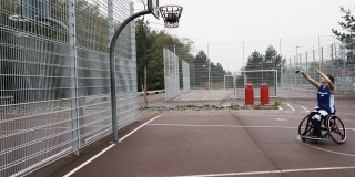 青少年在轮椅投篮罚球在篮球-残疾运动和娱乐