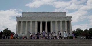 游客在夏天参观华盛顿特区的林肯纪念堂