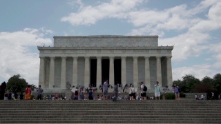 游客在夏天参观华盛顿特区的林肯纪念堂视频素材模板下载