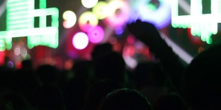 一群人聚会，在音乐会上跳舞的画面