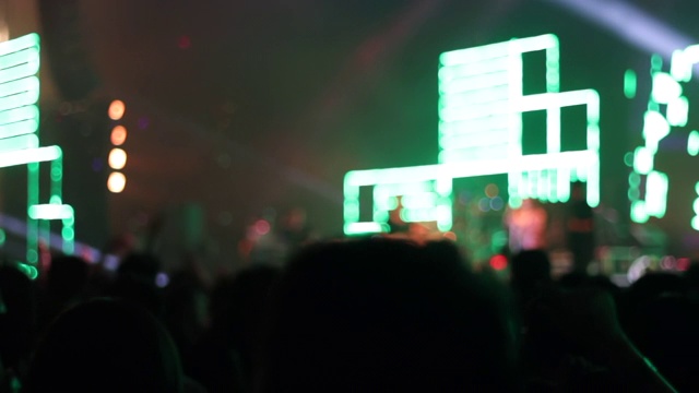一群人聚会，在音乐会上跳舞的画面