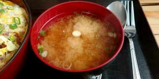 味噌汤是一种传统的日本汤，由一种叫做“鱼汤”的高汤组成，它将软化的味噌酱混合在一起。