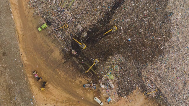 在俯视图中大型堆栈垃圾转储的超缩