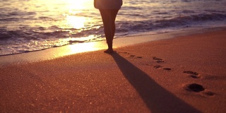 日落时分，一个女人走向大海
