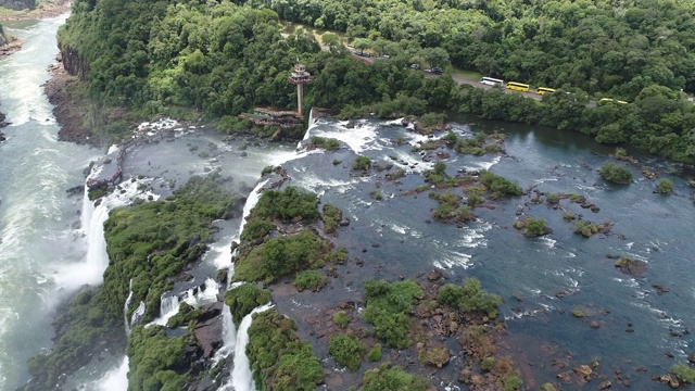 鸟瞰图Iguaçu的瀑布，Foz do Iguaçu，巴西和阿根廷的米塞内斯的旅游点。伟大的景观。