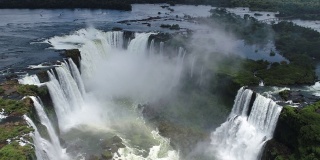 鸟瞰图Iguaçu的瀑布，Foz do Iguaçu，巴西和阿根廷的米塞内斯的旅游点。伟大的景观。