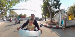 父亲和女儿骑摩托车旅行