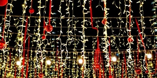 花环灯红丝带和圣诞球黑色背景中国新年