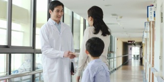 亚洲医生与母亲和儿子在医院交谈