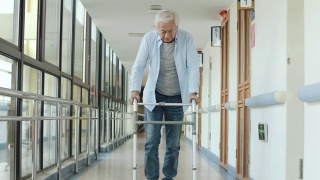 在走廊上用助行器走路的亚洲老人视频素材模板下载