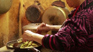 亚洲资深妇女正在做饭视频素材模板下载