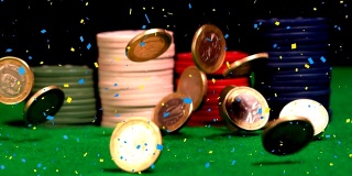 扑克牌筹码被欧元硬币和咖啡渣包围