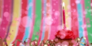 蛋糕与生日蜡烛周围的粉红色泡泡效果