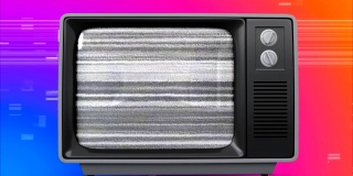 屏幕上有菠萝的复古电视。彩色屏幕上咝咝作响的背景