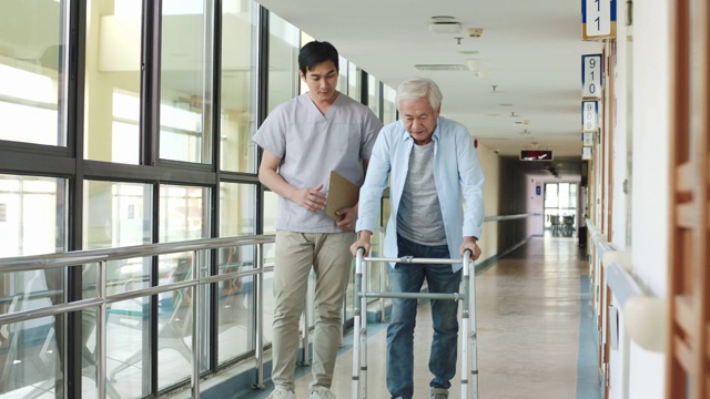 年长的亚洲人用助行器走路