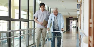 年长的亚洲人用助行器走路