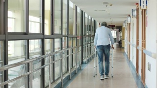 在走廊上用助行器走路的亚洲老人视频素材模板下载