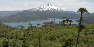 孔吉里奥国家公园里的亚伊马火山和孔吉里奥湖鸟瞰图