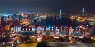 4K Time Lapse或Hyper Lapse:工作吊车在夜间从船到卡车卸货集装箱，用于商业物流，进出口，运输或运输