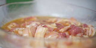 把猪肉用酱汁腌在碗里。泰国菜。