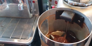 咖啡师用咖啡机加热咖啡。
