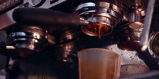 浓缩咖啡机制作浓缩咖啡与一个“裸体”门户过滤器，直接高压热水通过咖啡冰球。
