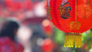 在中国小镇地区的中国新年灯笼。视频素材模板下载