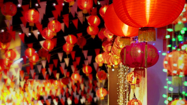 在中国小镇地区的中国新年灯笼。