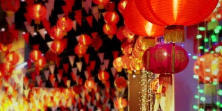 在中国小镇地区的中国新年灯笼。