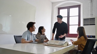 男中国设计师在做销售演讲视频素材模板下载