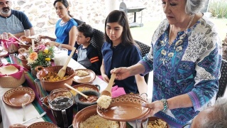 拉丁美洲的三代人在夏天一起吃家庭午餐视频素材模板下载