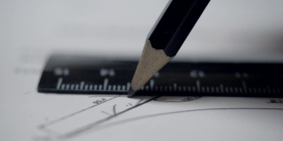 特写工程师用铅笔和尺子画直线
