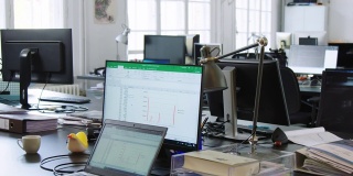 开放式办公桌和电脑