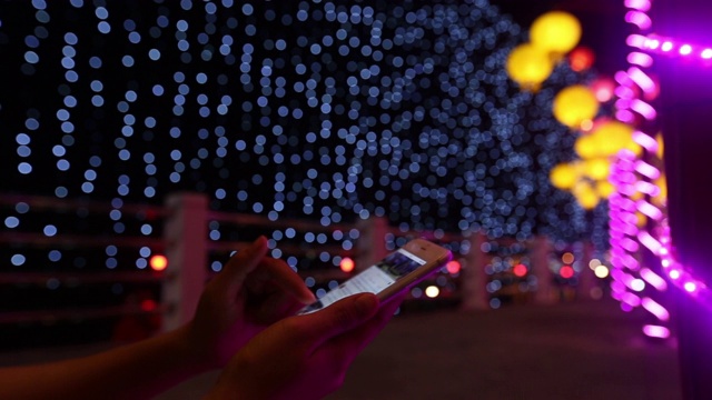 在唐人街使用智能手机交流的游客
