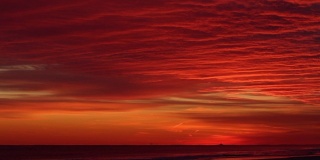 在日落时划过天空的粉红波状高积云的时间流逝。