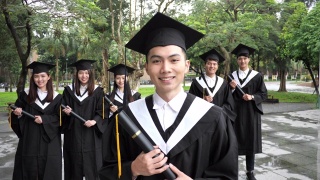 东亚毕业典礼-毕业典礼上的学生视频素材模板下载