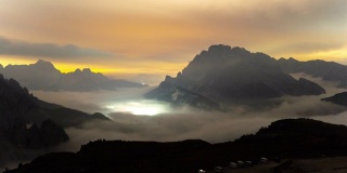 WS TIME LAPSE云在雄伟的山脉之间移动，特雷齐姆迪拉瓦雷多，白云石，意大利