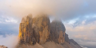 WS TIME LAPSE云移动过去雄伟的山，特雷齐姆迪拉瓦雷多，白云石，意大利