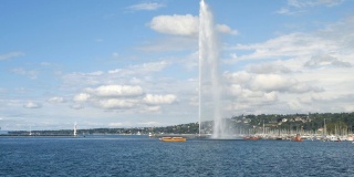 一艘渡船接近日内瓦湖上的水射流的慢动作镜头