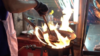 男子炒米粉。泰国街头快餐热锅在中国镇，泰国。视频素材模板下载