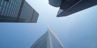 现代化的摩天大楼映衬着蓝天。未来主义的现代建筑。