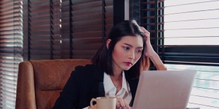 肖像亚洲美丽的女孩或妇女的手使用电脑在工作场所的业务。网上购物，转账，网上银行，快乐就是一切作为灵感概念，